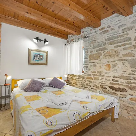 Laura - Orihi Villa Barban